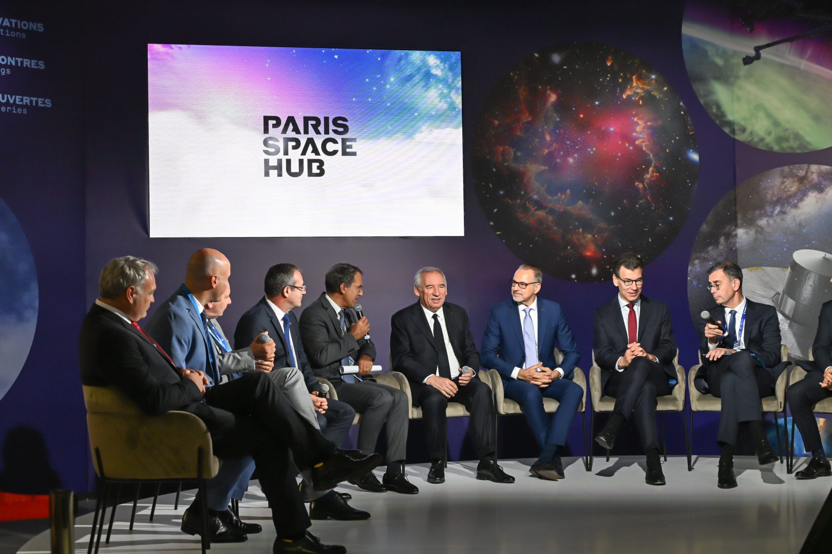 Stand Paris Space Hub, Francois Bayrou entoure par Josef Aschbacher, directeur general de l'ESA, Francois Jacq, directeur general du CNES, Philippe Baptiste, ministre de la recherche,
Visite inaugurale du Premier Ministre Francois Bayrou
55eme Salon Internationale de l'Aeronautique et de l'Espace