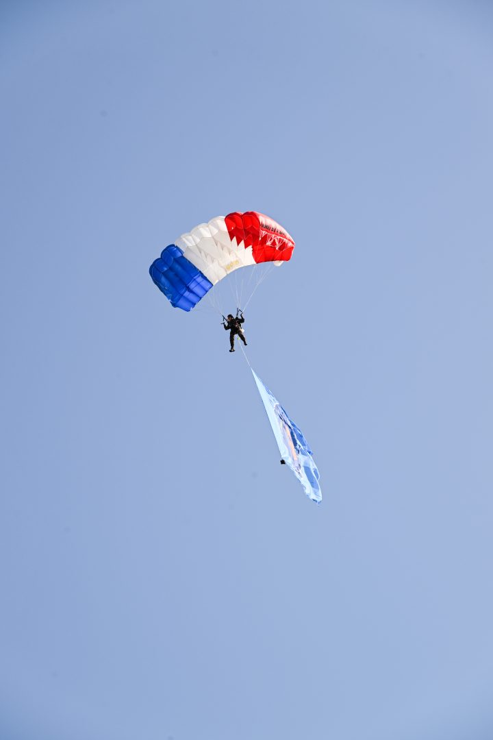 Demonstration en vol, saut en paracchute de Deborah Ferrand, pour Femme de l'Aero
Visite inaugurale du Premier Ministre Francois Bayrou
55eme Salon Internationale de l'Aeronautique et de l'Espace