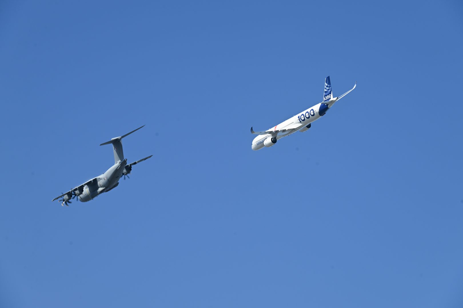 Demonstration en vol Airbus A350 1000 et A 400 M
Visite inaugurale du Premier Ministre Francois Bayrou
55eme Salon Internationale de l'Aeronautique et de l'Espace