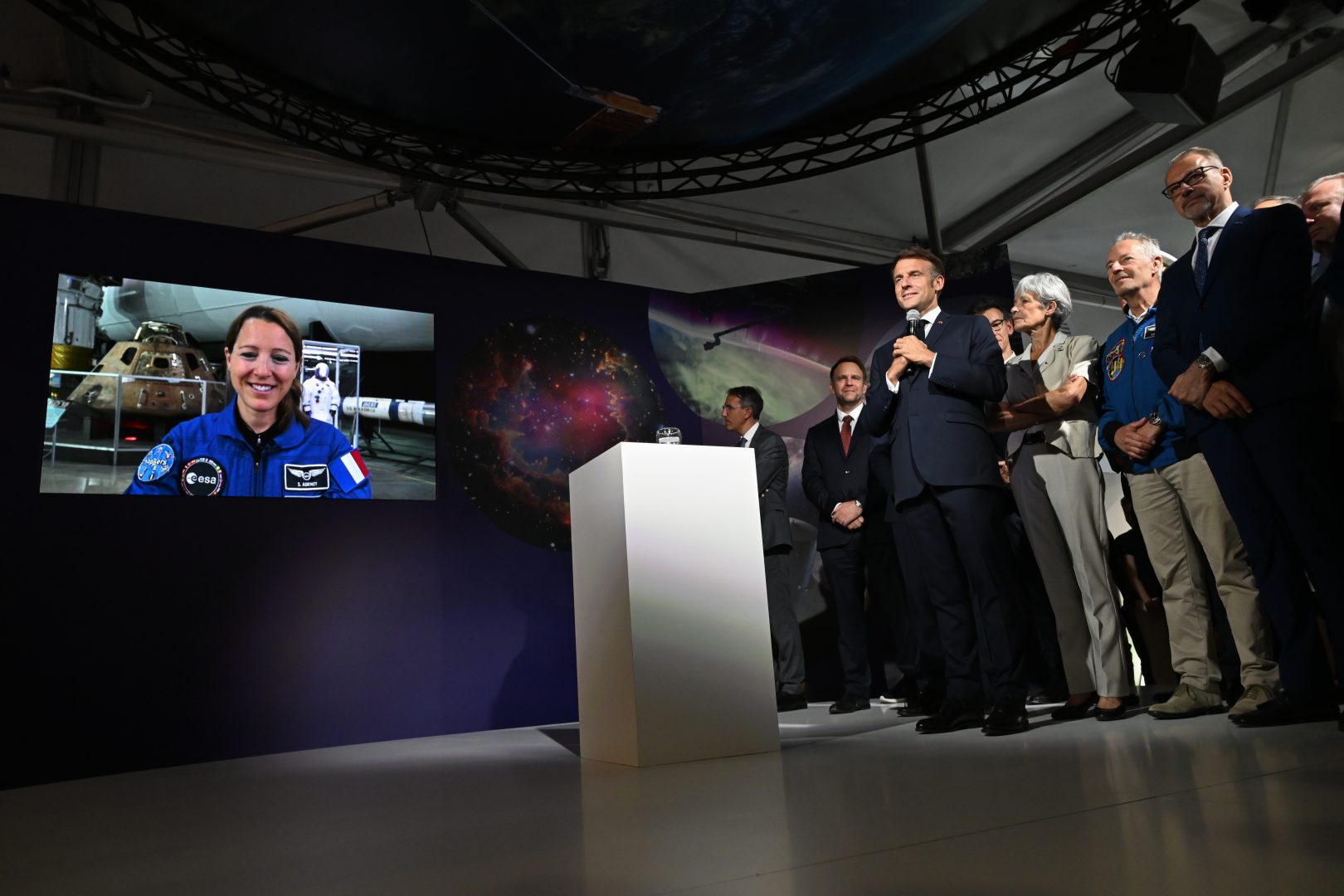Visite du President de la Republique Emmanuel Macron, visio conférence avec Sophie Adenot, Paris Space Hub
55ème Salon International de l'Aéronautique et de l'Espace
Visit of the President of the Republic Emmanuel Macron, video conference with Sophie Adenot, Paris Space Hub 55th International Aerospace and Space Show