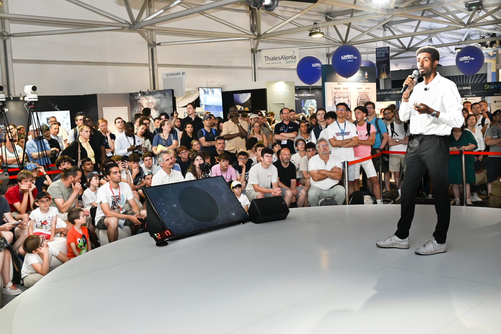 Paris Space Hub, astro classe avec Allan Petre, ingenieur aerospatial et le plus jeune francais de l'histoire a avoir integre la NASA, journee publique
55ème Salon International de l'Aéronautique et de l'Espace
Paris Space Hub, astronomy class with Allan Petre, aerospace engineer and the youngest French person in history to join NASA, public day
55th International Aerospace and Space Salon