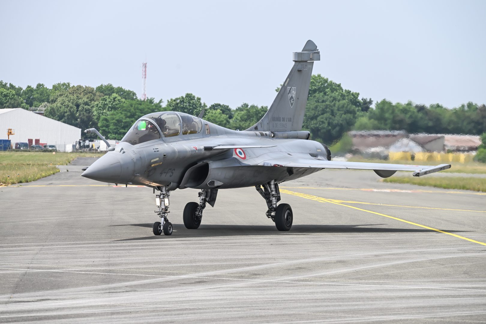 Tarmac, demonstration en vol, ceremonie des foulards Dassault Aviation, hommage aux equipages des demonstrateurs Falcon 6X et Rafale, journee publique
55ème Salon International de l'Aéronautique et de l'Espace
Tarmac, flight demonstration, Dassault Aviation scarf ceremony, tribute to the crews of the Falcon 6X and Rafale demonstrators, public day
55th International Aerospace and Space Show