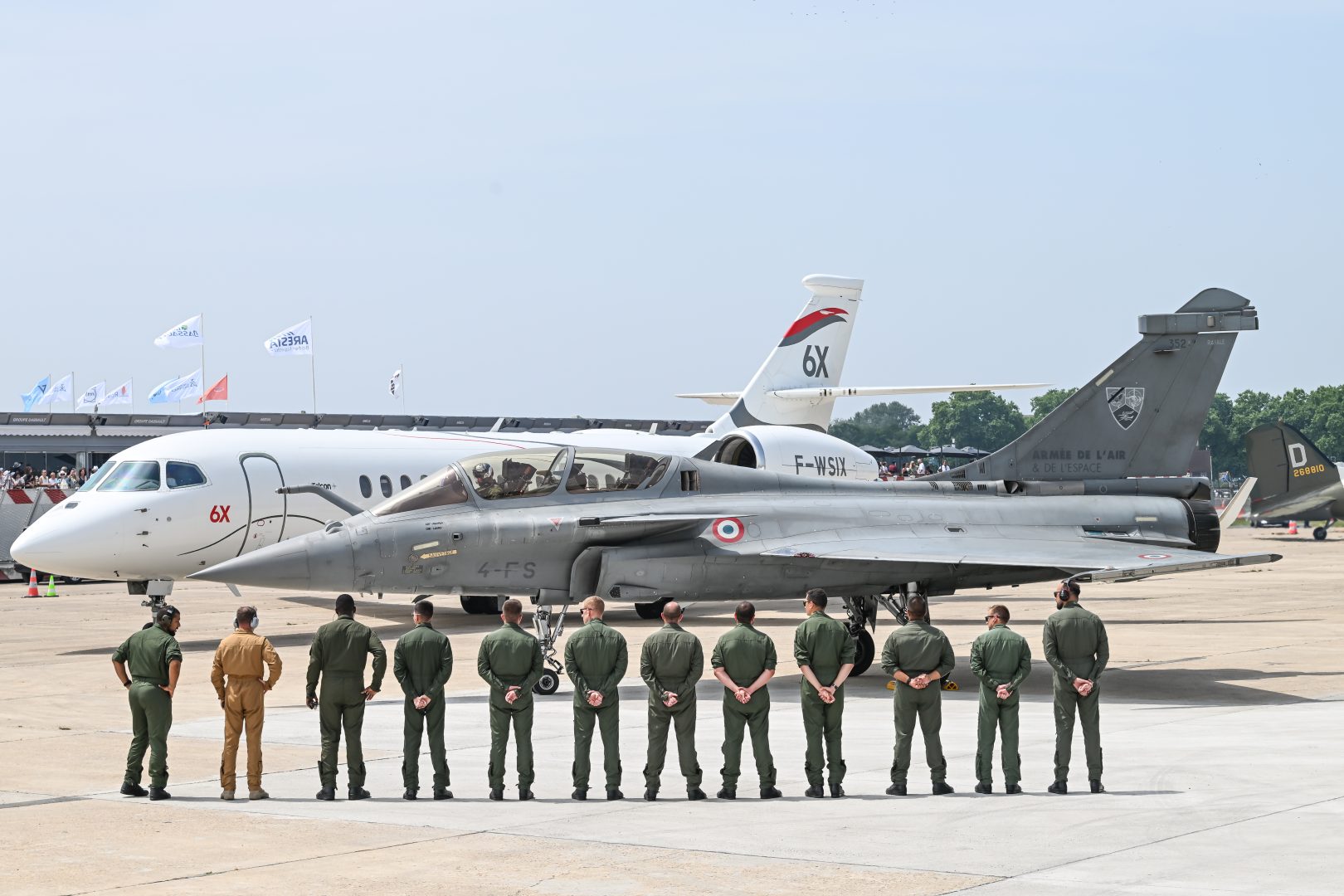 Tarmac, demonstration en vol, ceremonie des foulards Dassault Aviation, hommage aux equipages des demonstrateurs Falcon 6X et Rafale, journee publique
55ème Salon International de l'Aéronautique et de l'Espace
Tarmac, flight demonstration, Dassault Aviation scarf ceremony, tribute to the crews of the Falcon 6X and Rafale demonstrators, public day
55th International Aerospace and Space Show